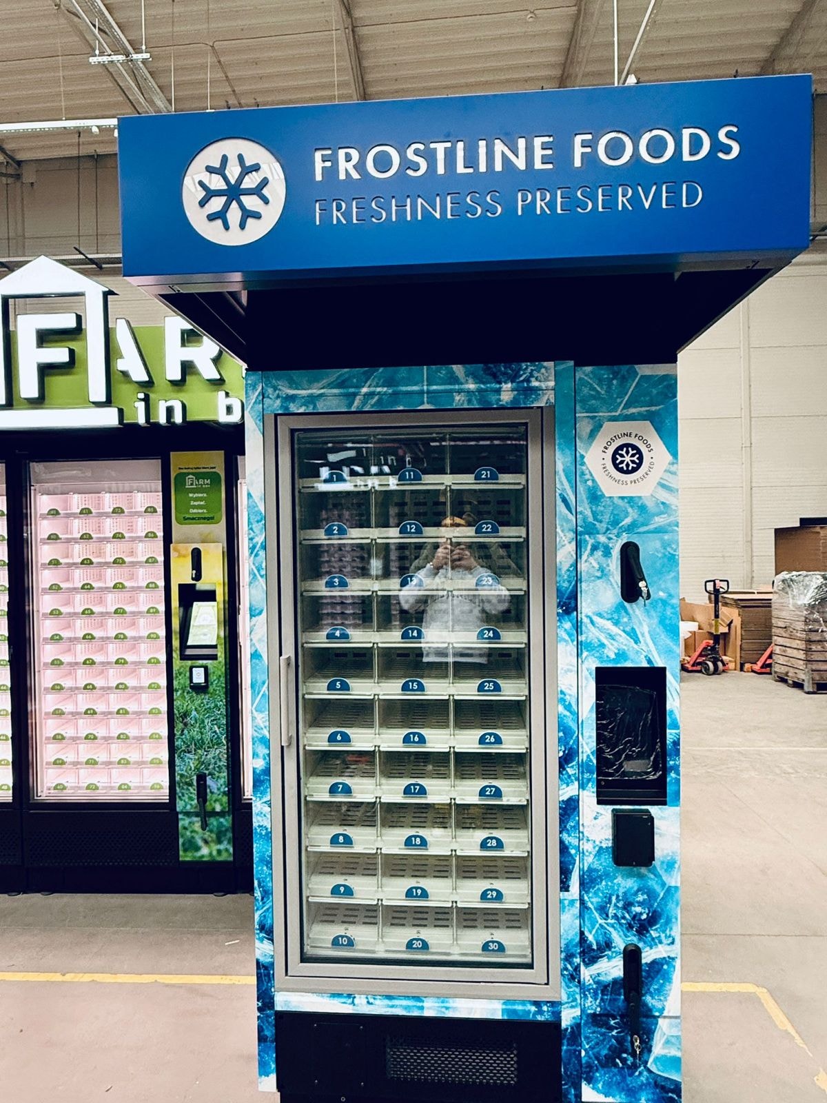 Синий морозильный автомат Frostline Foods, вид спереди